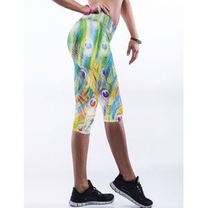 Peacock print slimming capri pants